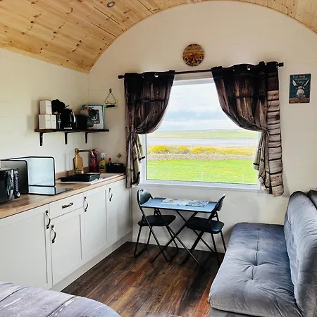 The Dozy Donkey Farm Shepherd Hut Апартаменты